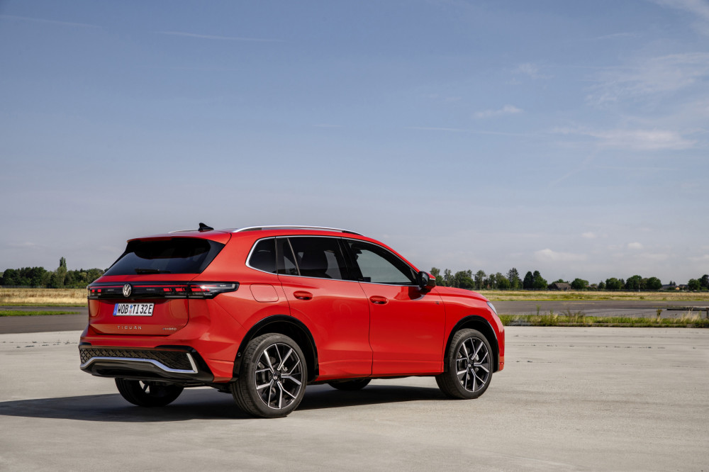 Volkswagen Tiguan R-Line persimmon red